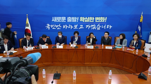 코로나 장기전…"경·중증기관 선별해 총력지원 해법"