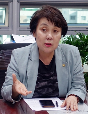 정춘숙 의원 "코로나 검사 거부자 강제치료·처벌법 환영"