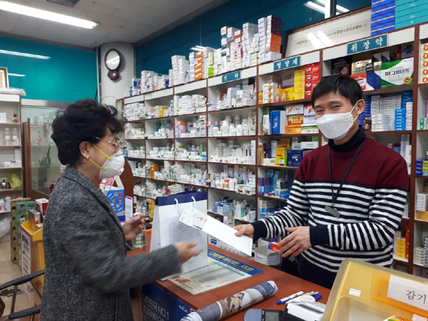 마포구약, 회원 약국 172곳에 근무자용 마스크 전달 
