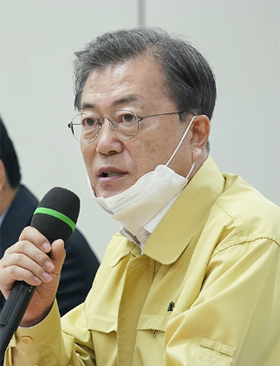 문 대통령 "약국 등에 늘 마스크 있다는 것 인식시켜야"