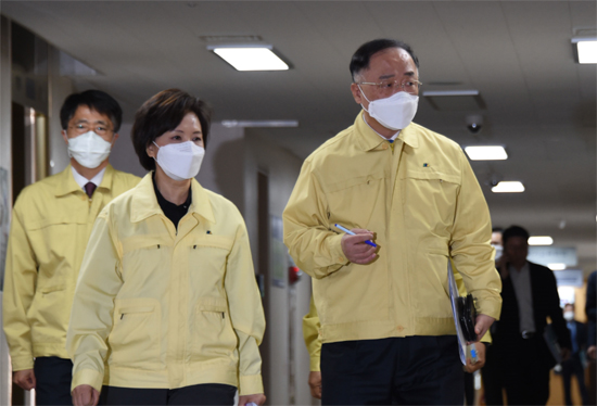 마스크 희망고문…오늘 오후 120만장 약국에 풀린다