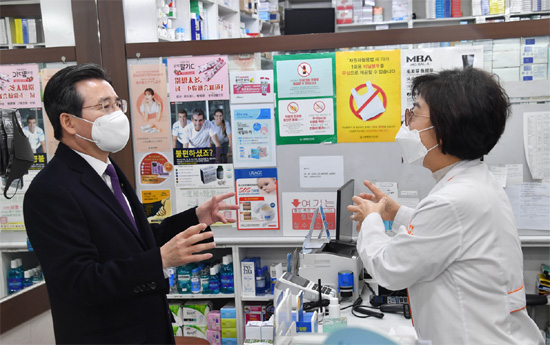 "공적마스크 곧 유통됩니다"…약국 방문한 기재부차관