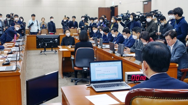 코로나 특위, 출범 첫날 회의부터 여야 정쟁 조짐