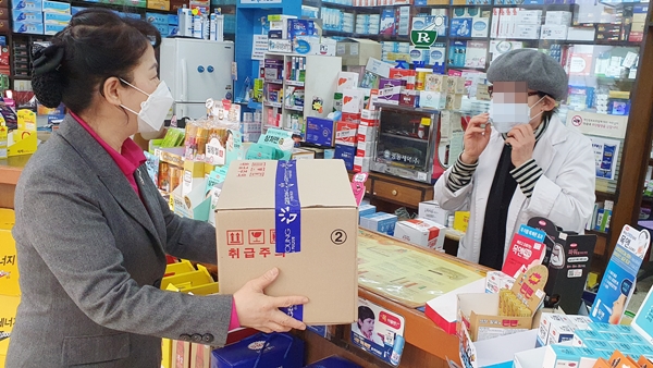"마스크 가져왔어요"…분회장이 약국 돌며 직접배달