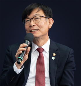 김상조 靑 정책실장 "확실한 공적마스크 채널은 약국"