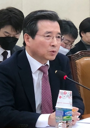 기재부 "공적마스크 유통망, 약국 중심으로 지속 추진"