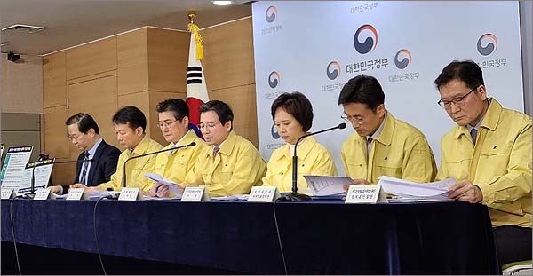 청와대 나서니…약국 1곳당 마스크 250장씩 배송 시작