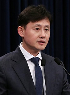 청와대 "김정숙 여사-조선혜 대표 동문은 가짜뉴스"