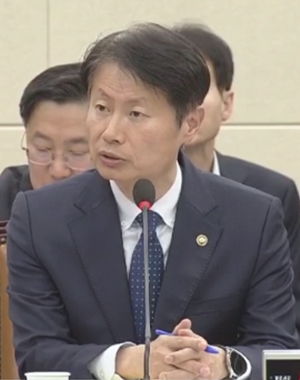 정부 "코로나 피해 약국, 직접 피해보상 필요성 검토"