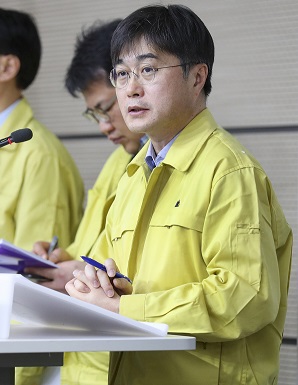 "김강립 차관에 무증상검사 진행할 계획은 없어"
