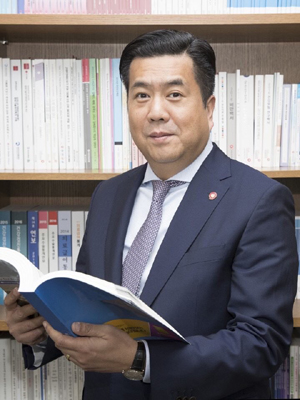 의사출신 첫 공단 이사, 1년 연임 확정…향후 계획은?