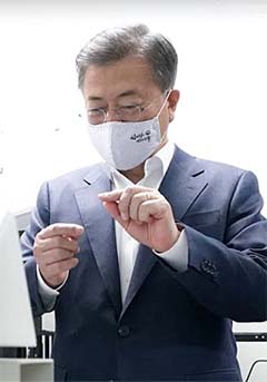 문 대통령 "코로나 백신 개발 끝을 보라…2천억 투자"