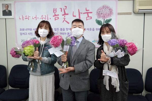 강서구약, 코로나 대응 회원 위로...꽃다발 전해