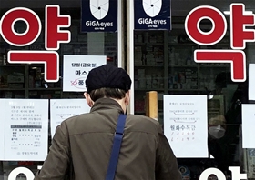 "더워도 장갑‧마스크"…확진자 방문늘자 약국방역 비상