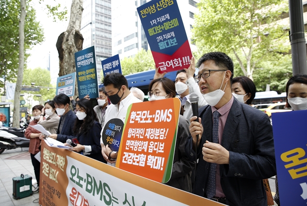 "제약사-정부, 면역항암제 약값 줄다리기로 환자 고통"