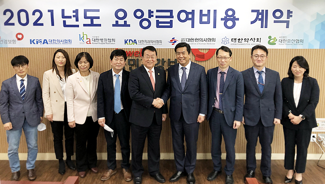 공단 "공적마스크 헌신 감사"…약사회 "공급자 배려를"