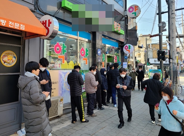 공적마스크 연장되나…확진자 급증에 약국 역할 재부상