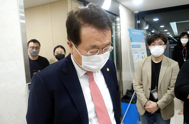 [포토] 12시간 째 진행 중인 수가협상 "힘들다"