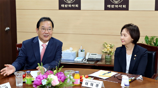 약사회 찾은 식약처장…공적마스크 존폐 여부 논의 시작