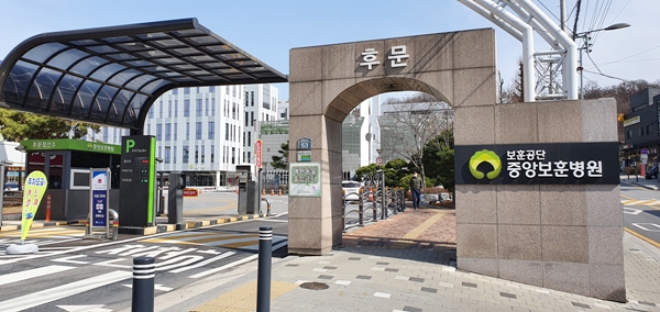 보훈병원 후문 통제 4달째…인근 약국들, 고사 위기