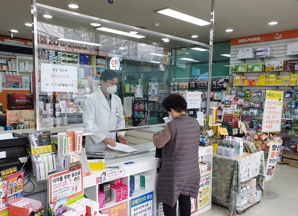 안심펜스 설치 약국, 확진자 두번 방문했지만 안전