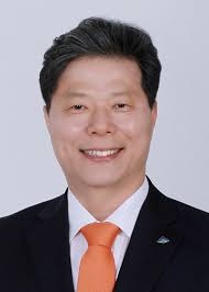 코로나 확진자 '자가격리 모바일앱' 의무사용 법안 등장