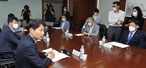 의료계 집단휴진 긴장한 정부…차관, 병협·간호협 방문