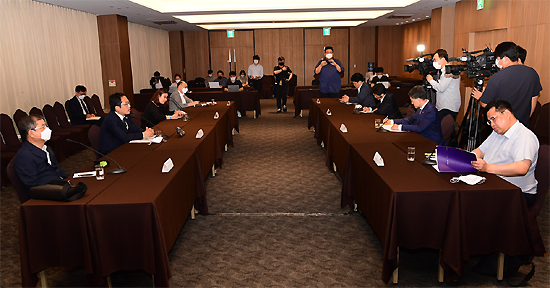의-정, 의대정원 확대 기싸움 개시...코로나 확산이 변수