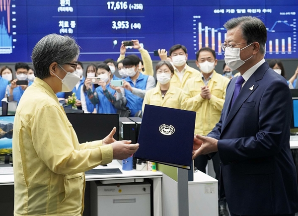 문 대통령, 정은경 질병청장 임명장 초유의 직접 전달