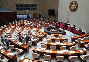 '9천원 vs 4만원'…여야, 독감백신 무상접종 오늘 결판