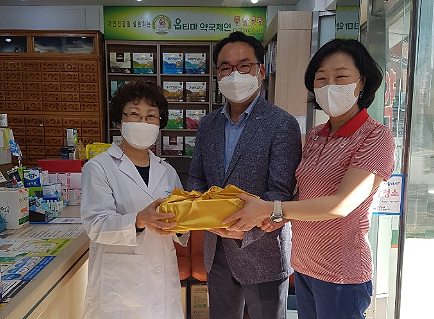 중랑구약, 70세 이상 원로약사에 과일선물 전달