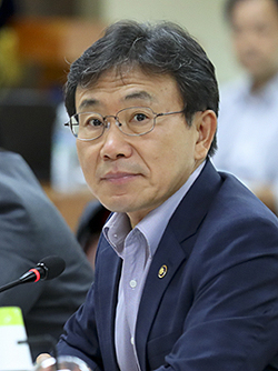 권덕철 "코로나 치료제·백신 개발 추경, 성과보여야 지원"