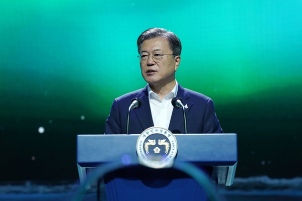 SK바이오 찾은 문 대통령…"코로나 백신 든든히 지원"