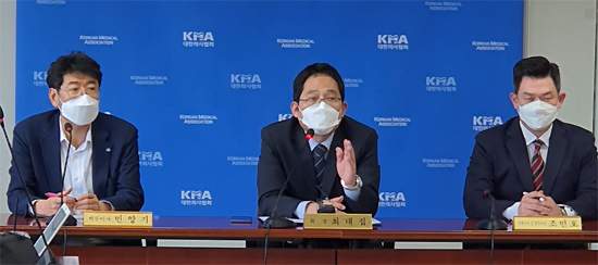 의협 "잇단 사망자 보고…일주일간 백신접종 중단하자"