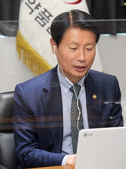 김강립 식약처장, 코로나19 항체 개발 셀트리온 방문