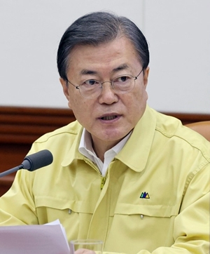 문 대통령 "코로나, 지금 확산세 못 꺾으면 3단계 격상"