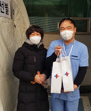 구로 휴베이스 약국들, 선별진료소에 응원선물 전달