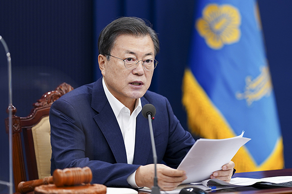 문대통령 "내달 백신·치료제로 코로나 공격적 대응"