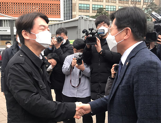 오늘은 의사 안철수...서울시청 선별진료소 의료지원