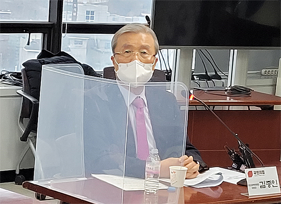 김종인 "정부, 코로나 정치적 이용...의사들 말 들어야"