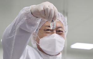 문대통령 "노바백스-SK 계약, 2천만명분 백신 추가확보"