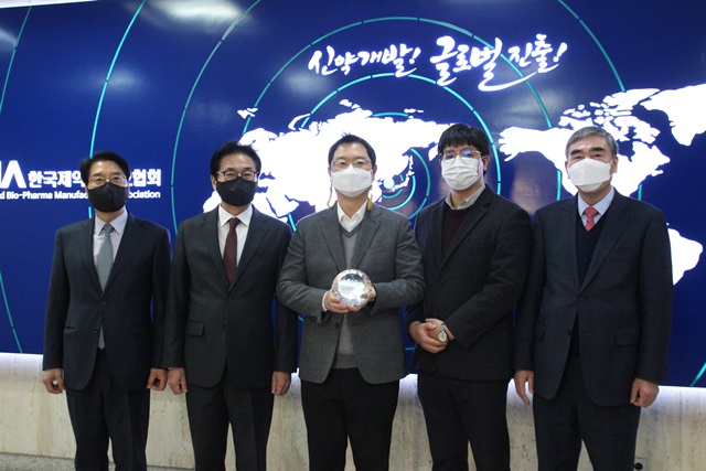 제약협, 일동제약 윤웅섭 대표에 감사패 전달