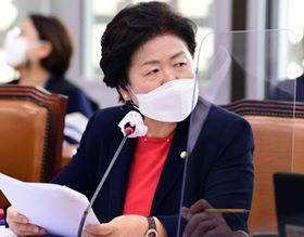 "65세 이상 고령자, AZ 아닌 화이자백신 권고 필요"