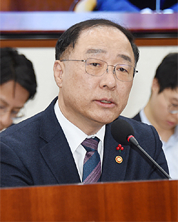 홍남기 "서비스법, 이젠 처리를...의료·약사법 적용아냐"