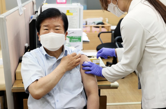 박병석 국회의장, AZ백신 2차접종…"국민 우려 불식"