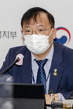 국산 코로나백신 속도전…정부, 임상3상 진입 총력