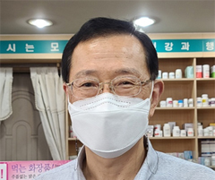 20년된 노래수첩엔 애창곡 빼곡...동네스타 고 약사님