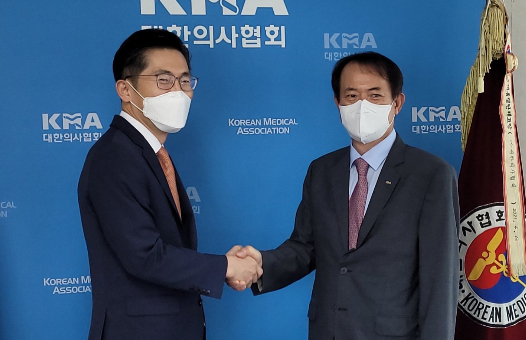 박태근 신임 치협회장, 이필수 의협회장과 협력 모색