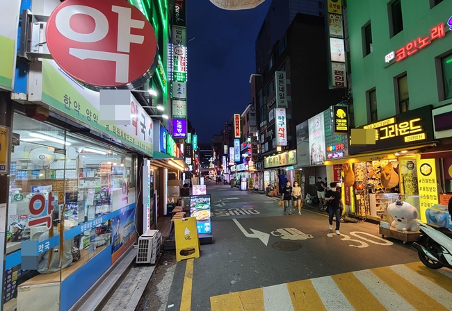 확진자 2천명, 거리두기 4단계 확대에 약국도 '꽁꽁'