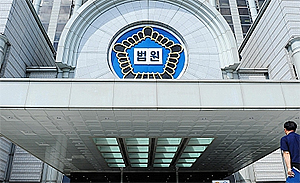 "내땅 밟지마"…약국 앞에 철재펜스 설치한 땅주인  